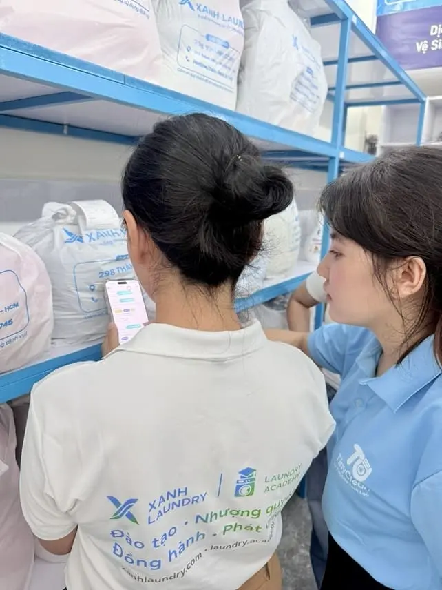 Đội ngũ hỗ trợ vận hành tiệm giặt bằng TinyClean