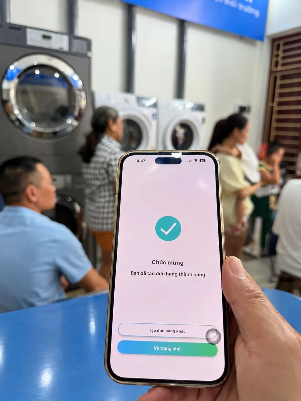 Nhân viên tạo đơn hàng TinyClean ngay tại tiệm giặt